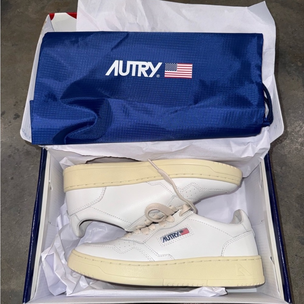 AUTRY SNEAKERS WOMAN
MEDALIST LOW SNEAKER LEATHER, WHITE size 8 / EU 39 - Picture 2 of 9